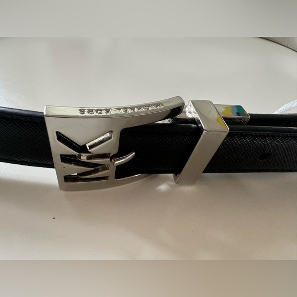 MICHAEL KORS MK SILVER BUCKLE BLACK / SILVER REVERSIBLE LEATHER BELT SMALL M - Picture 2 of 5